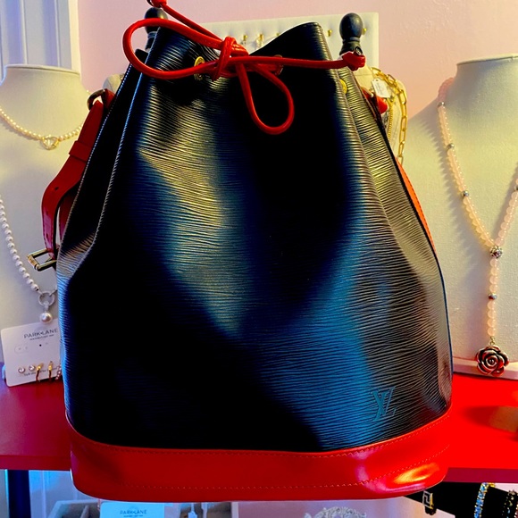 Louis Vuitton Handbags - Louis Vuitton Epi Noé Bucket Bicolor Gm Shoulder Bag w/ Authenticity Certificate